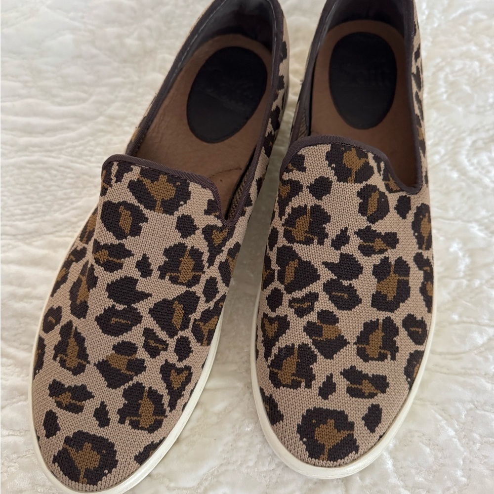 Sofft Somers Leopard Print Slip-On Sneakers summer fun - Picture 2 of 5